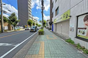 敷地の北側前面道路（西側から）