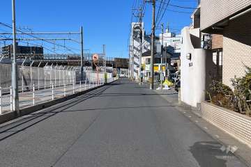敷地の南西側前面道路（南東側から）