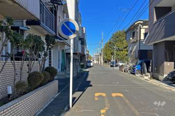 敷地の南東側前面道路（南西側から）
