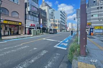 敷地南西側の前面道路（南東側から）