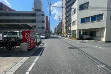 敷地西側の前面道路（北側から）