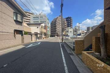 敷地西側の前面道路（南側から）