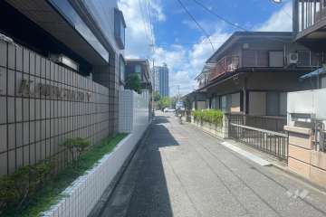 敷地の北側前面道路（東側から）