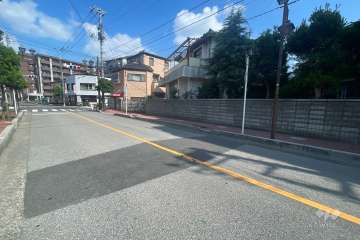 敷地の南側前面道路（東側から）