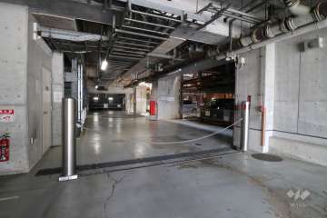 駐車場の出入口（ロボットゲート付き）