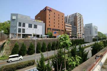 アルス千里中央の遠景。新御堂筋に面ています。