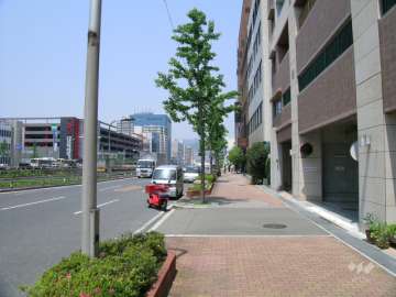 敷地の西側は新御堂筋に面しています