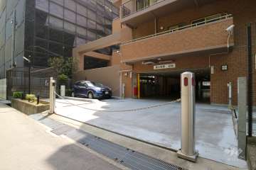 駐車場の出入口（ロボットゲート付き）