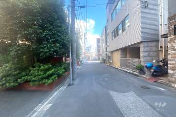 敷地東側の前面道路（南側から）