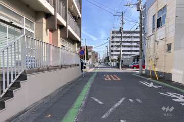 敷地の南側前面道路（西側から）