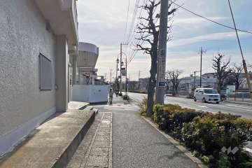 敷地の北側前面道路（東側から）