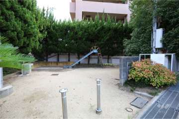 敷地に隣接して『西小路遊園』があります。