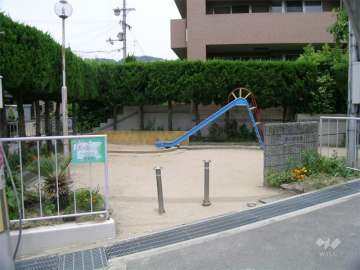 敷地に隣接した小さな公園