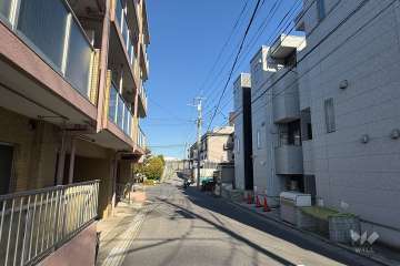 敷地の南東側前面道路（南西側から）