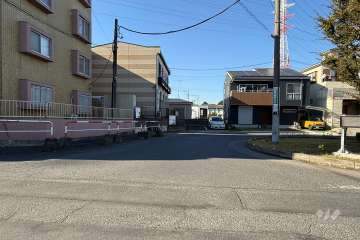敷地の北東側前面道路（南東側から）