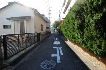 敷地南東側の前面道路（北東側から）