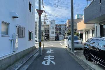 敷地の北側前面道路（東側から）