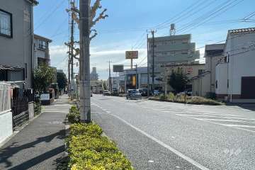 敷地の西側前面道路（北側から）