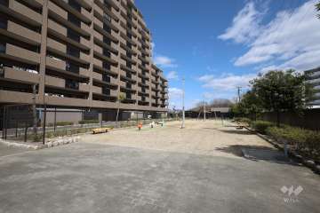 敷地南側に『栗生外院公園』があります。