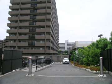 駐車場の入口にはロボットゲートが付いています。