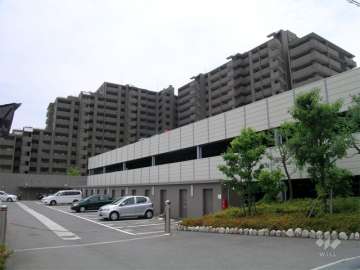 駐車場と北側から見た外観