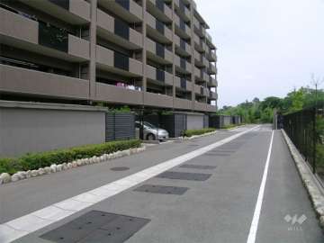 南側の1階部分には専用庭と専用駐車場が付いた住戸もあります。