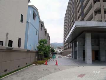 敷地の西側には一戸建てが並んでいます。