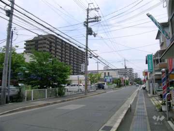 周辺には住宅の他、店舗も並んでいます。