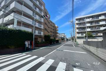 敷地の東側前面道路（南側から）