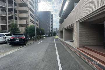敷地東側の前面道路（北側から）