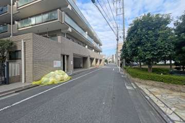 敷地東側の前面道路（南側から）