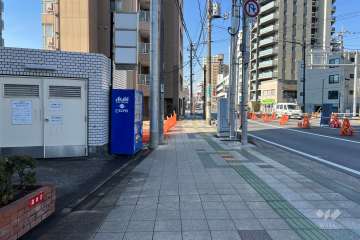 敷地の北東側前面道路（南東側から）