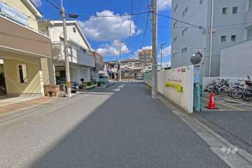 敷地の北側前面道路（西側から）