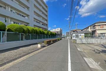 敷地の東側前面道路の突き当りには堅川が流れています（南側から）。