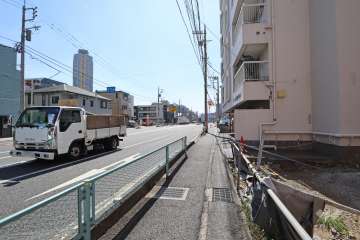 敷地南東側の前面道路（北東側から）