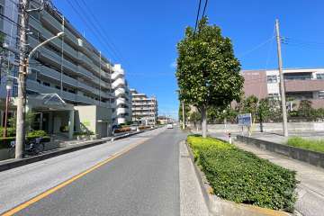 敷地東側の前面道路