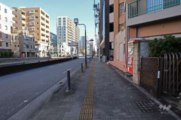 敷地北側の前面道路（西側から）