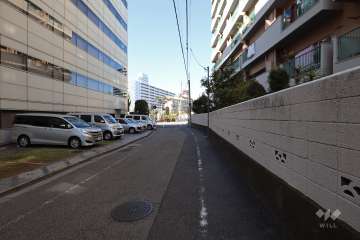 敷地南西側の前面道路（南東側から）