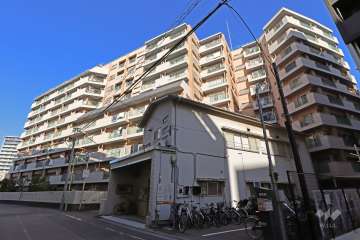 川口ファミリーマンションの外観（南東側から）