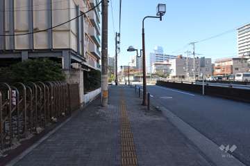 敷地北側の前面道路（東側から）