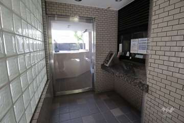 エントランスはオートロック付きです。