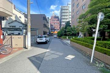敷地の南側前面道路（西側から）