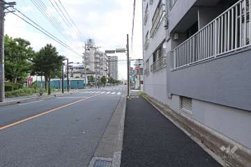 敷地東側の前面道路（北側から）