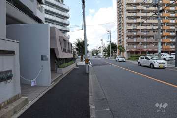敷地東側の前面道路（南側から）