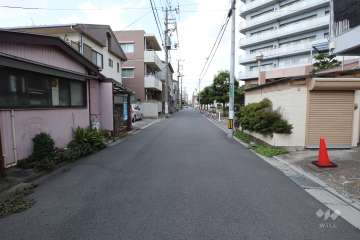 敷地西側の前面道路（南側から）
