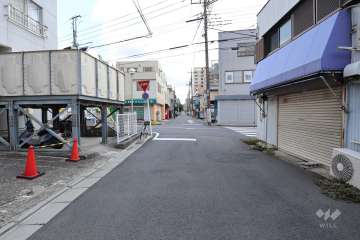 敷地西側の前面道路（北側から）