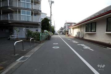 敷地の北側前面道路（東側から）