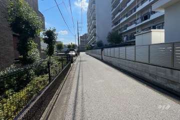 敷地の東側前面道路（北側から）