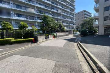 敷地の西側前面道路（北側から）