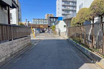 敷地西側の前面道路　